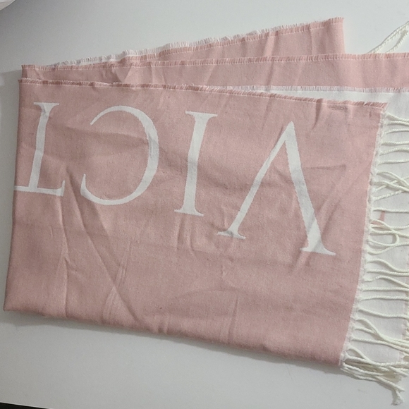Victoria’s Secret Pink Woven Blanket Scarf - Picture 2 of 4